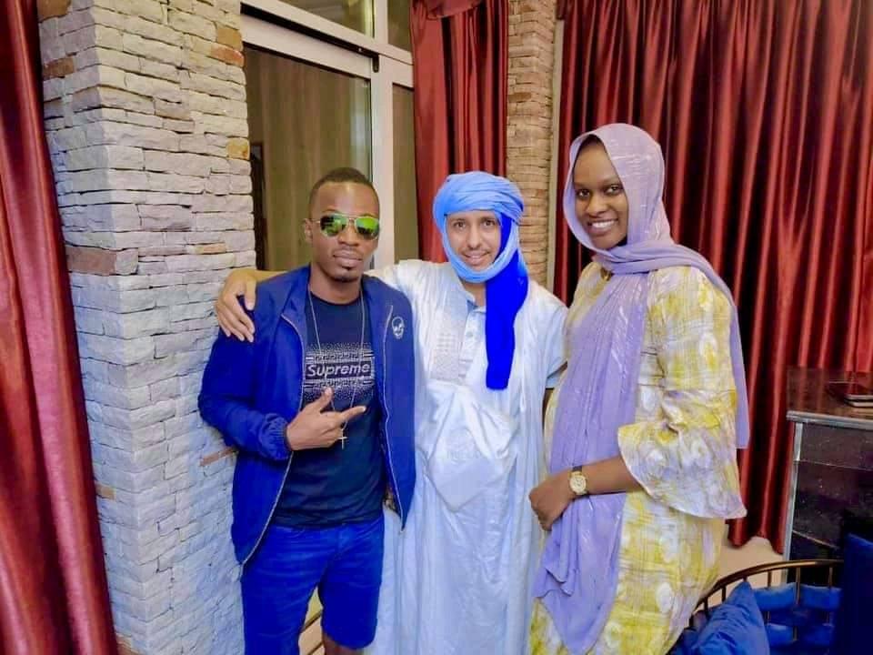 رئيس الوفد والمفوضة والشخص الذي قيل انه اجنبي