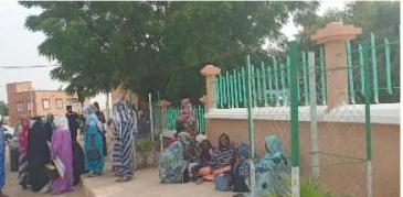 صورة من تجمهر المواطنين امام أحد المقرات الحكومية طلبا للمساعدات