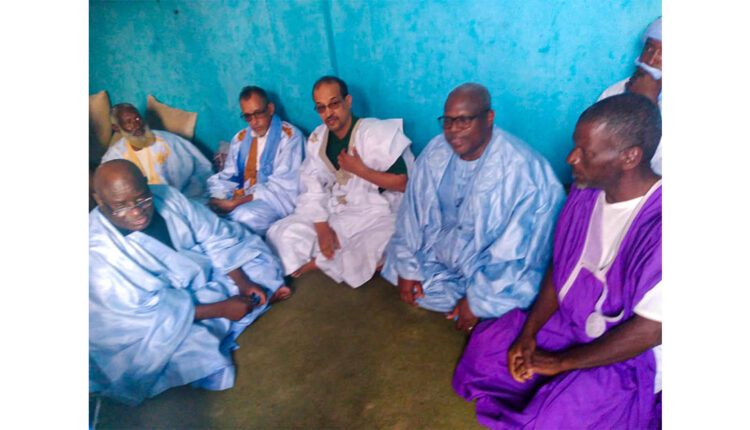 الصورة يظهر فيها مفوض حقوق الإنسان أثناء تقديم التعزية الرسمية