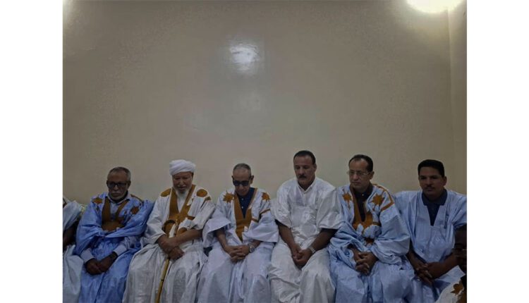 والي اترارزه يقدم واجب العزاء لأسرة الفقيد محمد البشير الهادي السيد باسم رئيس الجمهورية  قدم والي ولاية اترارزه، السيد أحمدنا ولد سيد أب، اليوم الجمعة، واجب العزاء لأسرة الفقيد محمد البشير الهادي السيد، في قرية تمبيعلي التابعة لبلدية برينه، وذلك باسم فخامة رئيس الجمهورية، السيد محمد ولد الشيخ الغزواني.  ونقل الوالي، خلال الزيارة، تعازي ومواساة فخامة رئيس الجمهورية لأسرة المرحوم، راجياً من الله العلي القدير أن يتغمد الفقيد بواسع رحمته ويسكنه فسيح جناته، وأن يلهم ذويه الصبر والسلوان.  من جهته، أعرب المتحدث با