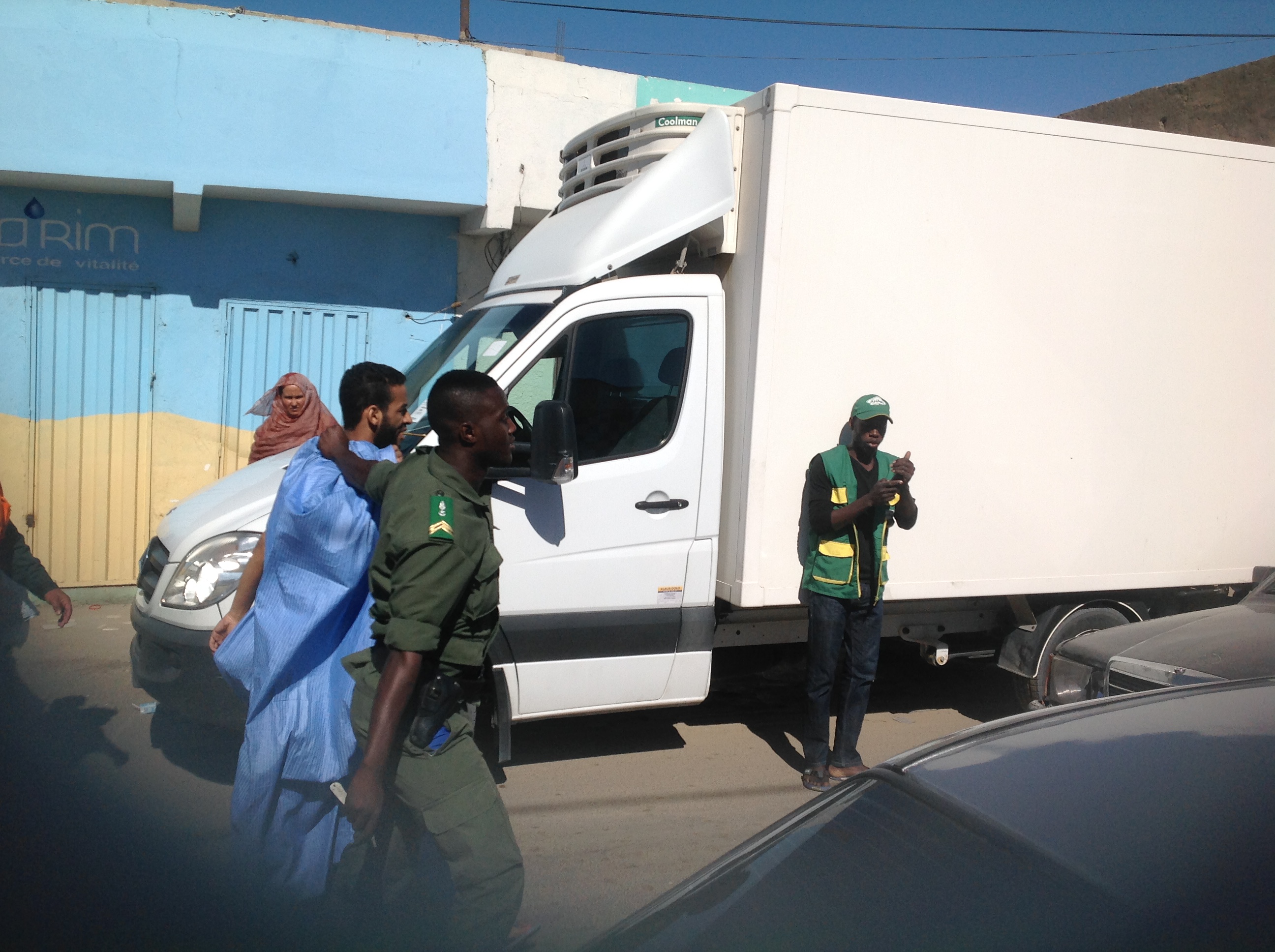 عنصر من الجمارك يقود الشاب برقبته على الشارع العام