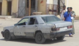 الذي في الدراعة البيضاء محمذن المتهم بسرقة السيارة، والذي في الملابس الخضراء ولد اخنيش الذي يدعي المتهم أنه سمسر له السيارة، رفقة ضرطي بعد إرجاء النيابة للملف